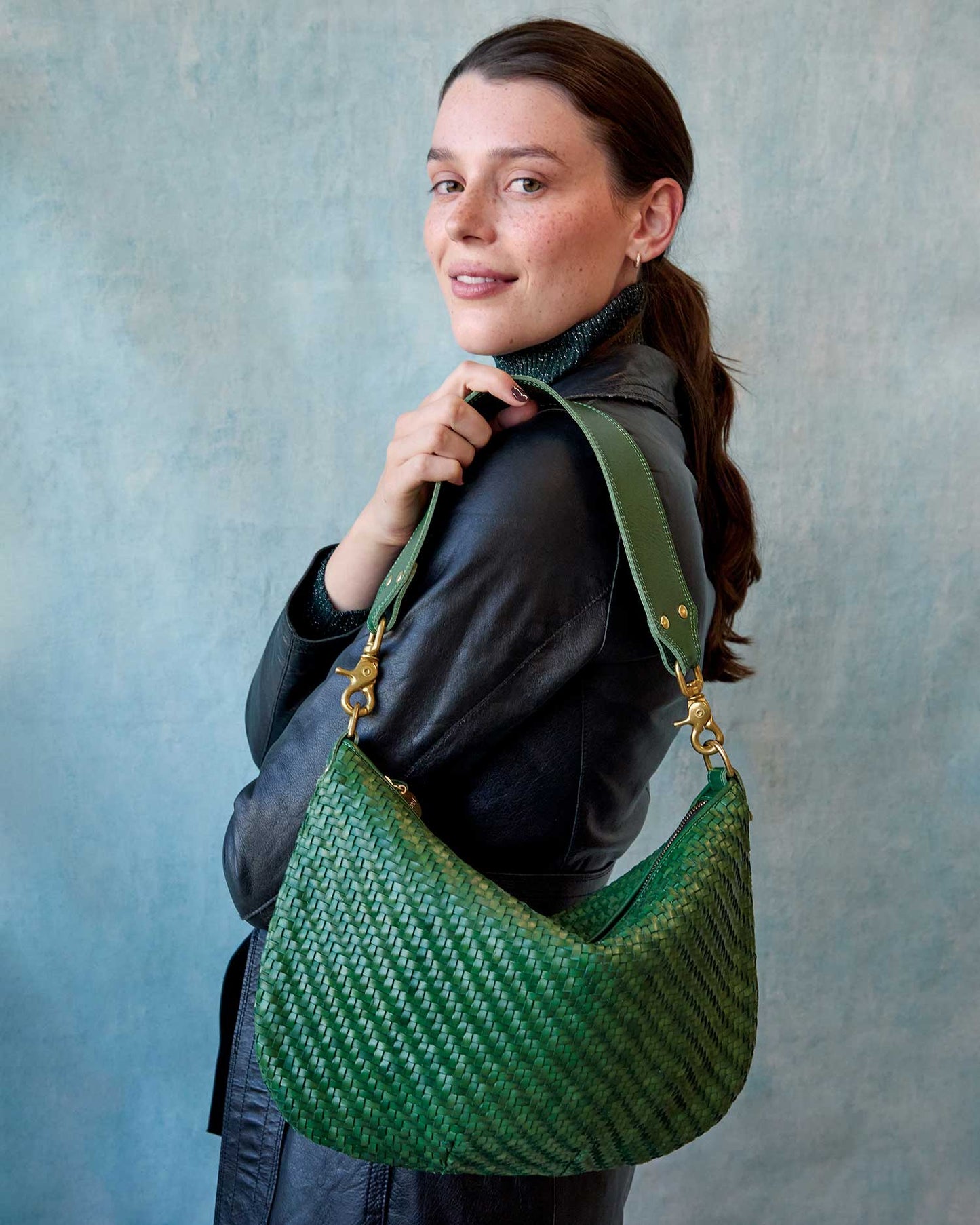 CLARE V Moyen Messenger Evergreen Woven